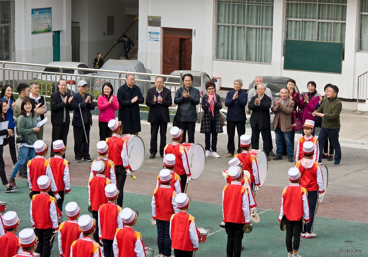 老领导们观看王家镇小学鼓号队排练_副本.jpg